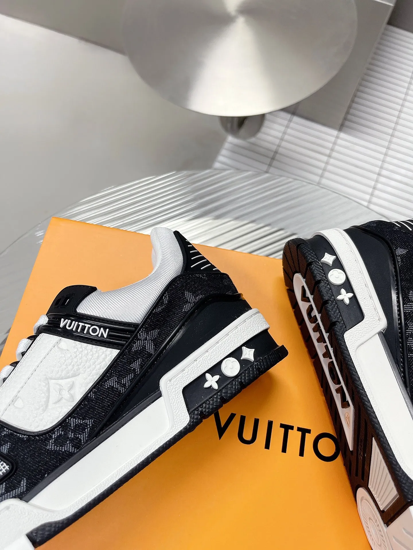 👟👟Ex-factory price 840👟👟The highest version on the Internet⚠️Feel free to compare! 2021🔥New model, purchase quality LV~Louis Vuitton by Virgin Abloh’s best-looking sneakers, Donkey Brand strongly recommends new products, official website limited edition retro basketball sneakers! Both high and low tops cost money to purchase 1:1 accurate replicas of the originals. The details are invincible, full of sincerity, imported custom-made original cowhide, the original package method is the same, the details are 100% restored, and the private model customized the original one-piece T👟👟factory price U outsole, which is different from other brands. Without the original version, this effect cannot be achieved! 35-45 (46 is custom-made and non-refundable) Some colors are available in women’s styles